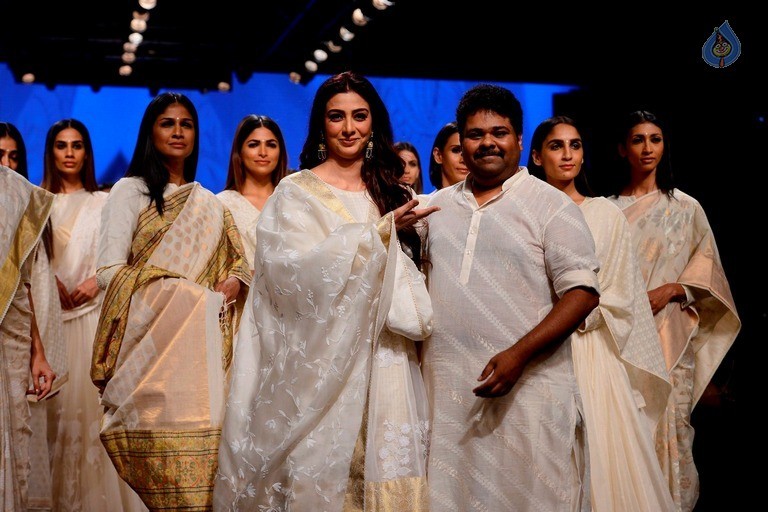 Top Celebrities at 2017 LFW Summer 2 - 14 / 84 photos