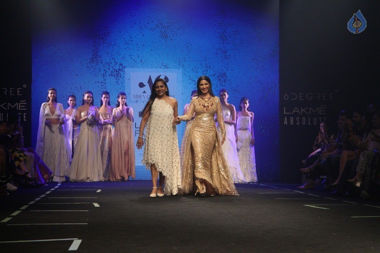 Top Celebrities at 2017 LFW Summer 2 - 29 / 84 photos