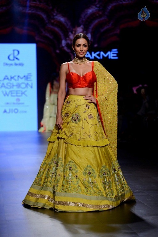 Top Celebrities at 2017 LFW Summer 2 - 30 / 84 photos