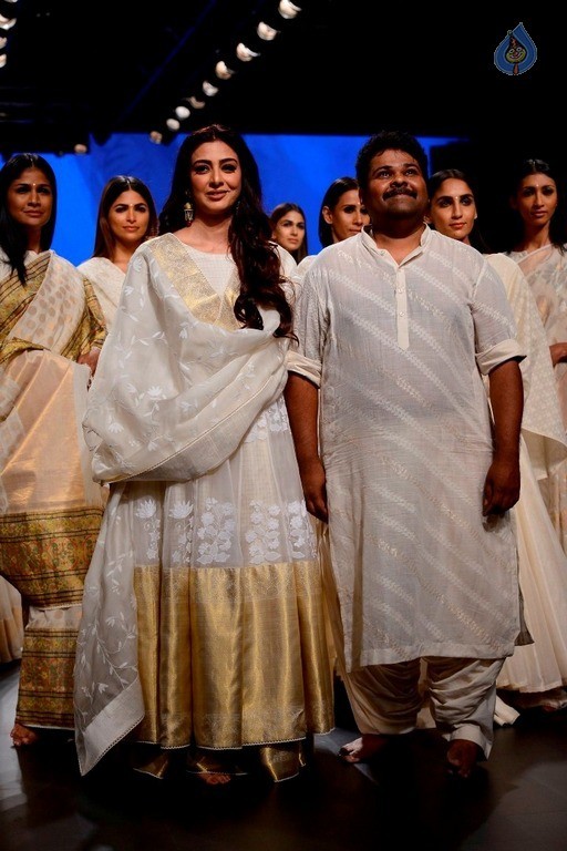 Top Celebrities at 2017 LFW Summer 2 - 33 / 84 photos