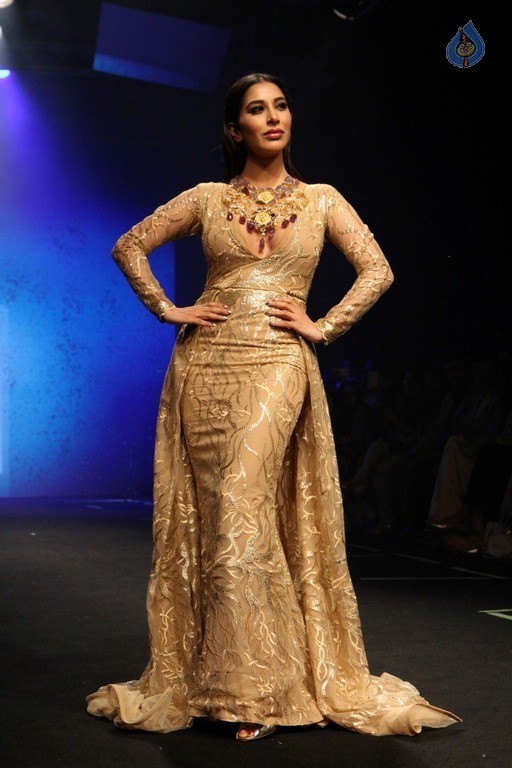 Top Celebrities at 2017 LFW Summer 2 - 34 / 84 photos