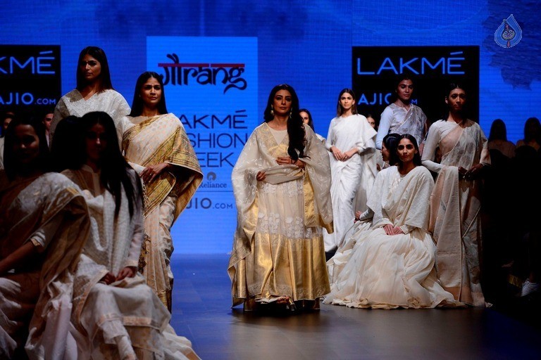 Top Celebrities at 2017 LFW Summer 2 - 44 / 84 photos