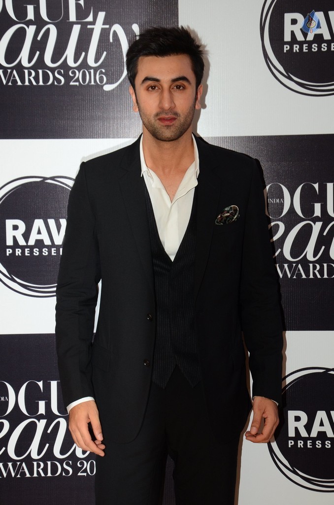 Top Celebrities at Vogue Beauty Awards - 21 / 31 photos