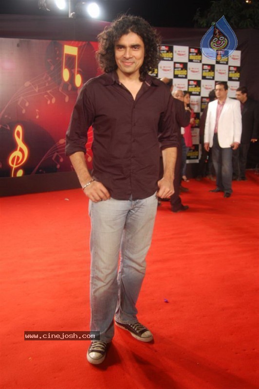 Top Celebs at Radio Mirchi Awards - 67 / 125 photos