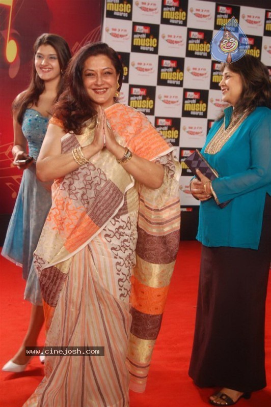 Top Celebs at Radio Mirchi Awards - 101 / 125 photos