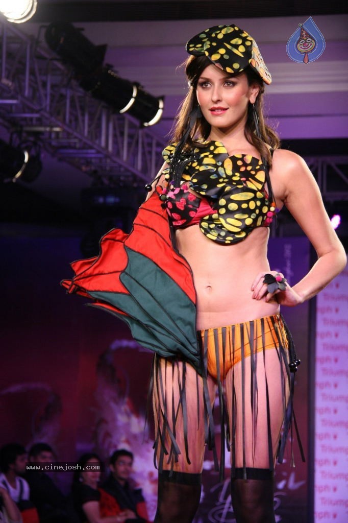 Triumph Lingerie Hot Fashion Show - 26 / 42 photos