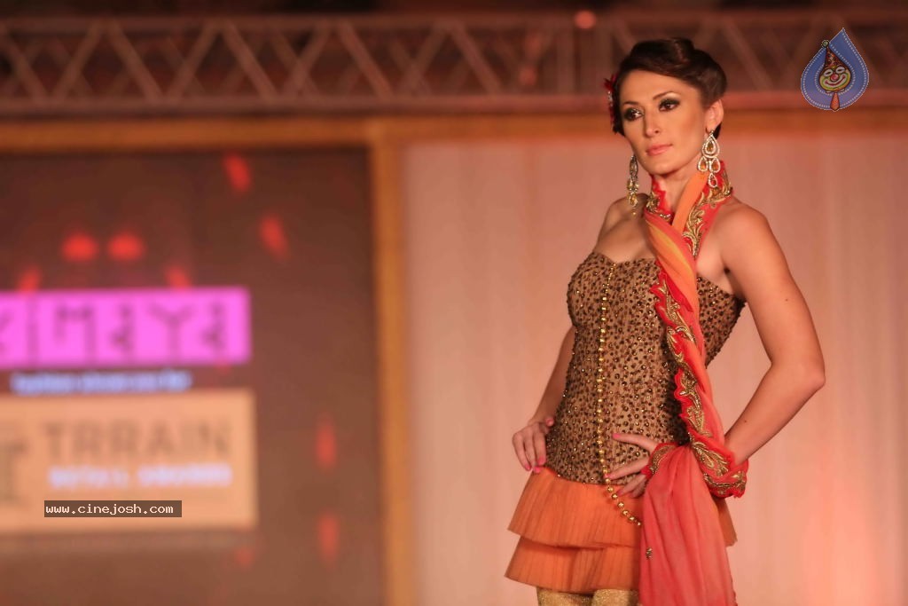 Trrain Retail Awards 2011 Fashion Show - 13 / 51 photos