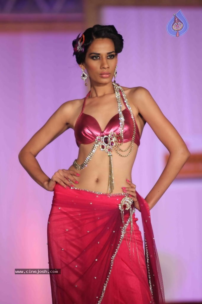 Trrain Retail Awards 2011 Fashion Show - 15 / 51 photos