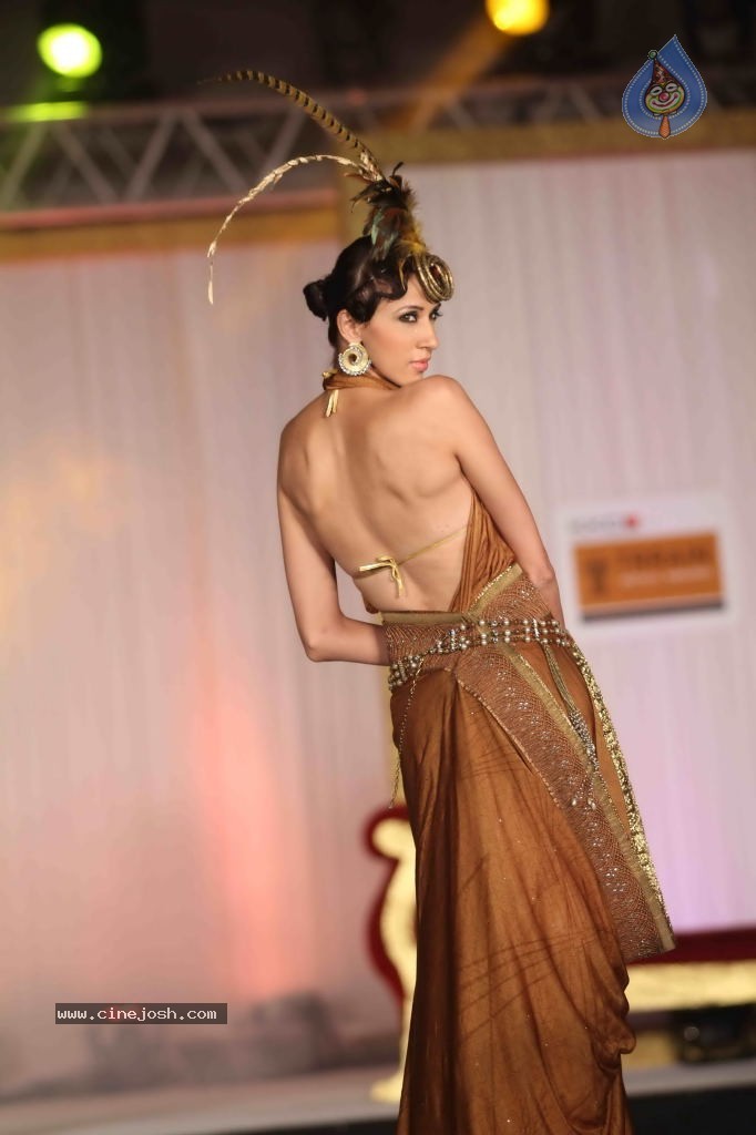 Trrain Retail Awards 2011 Fashion Show - 20 / 51 photos