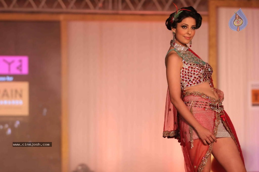 Trrain Retail Awards 2011 Fashion Show - 22 / 51 photos