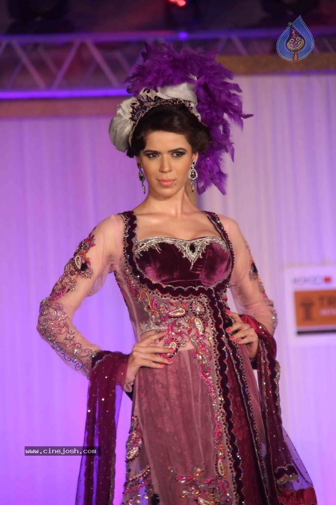 Trrain Retail Awards 2011 Fashion Show - 36 / 51 photos