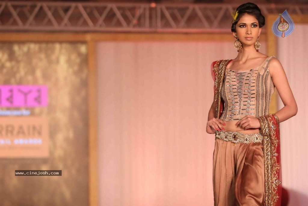 Trrain Retail Awards 2011 Fashion Show - 40 / 51 photos