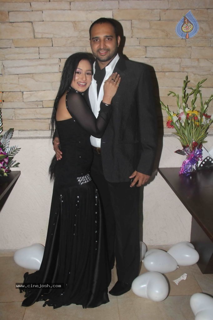 TV Actress Sangeeta Bday Party - 13 / 31 photos