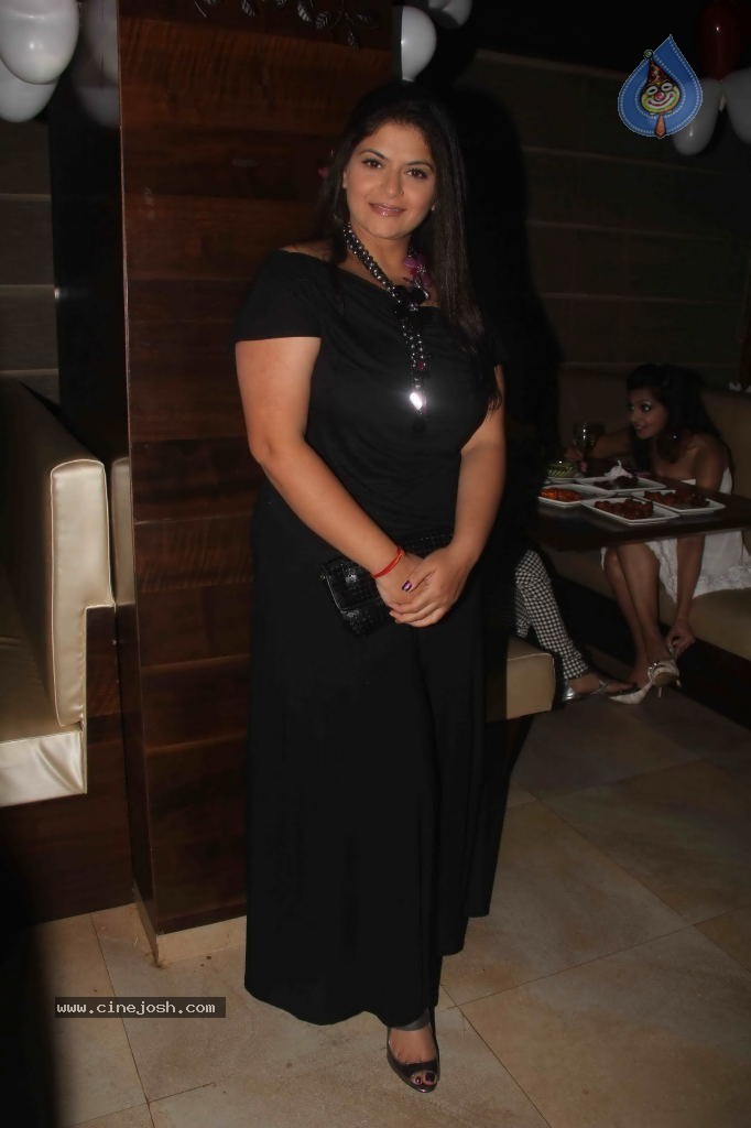 TV Actress Sangeeta Bday Party - 18 / 31 photos