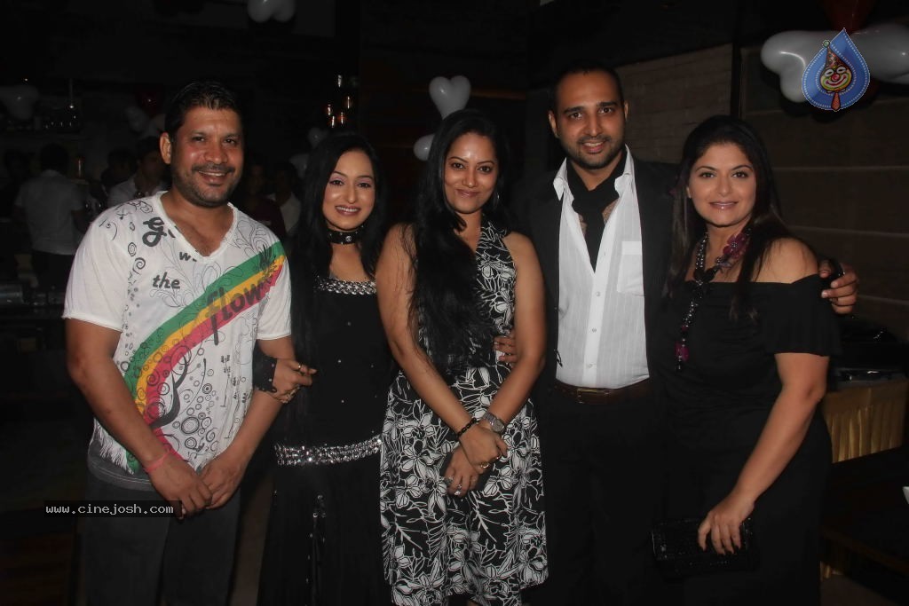 TV Actress Sangeeta Bday Party - 19 / 31 photos