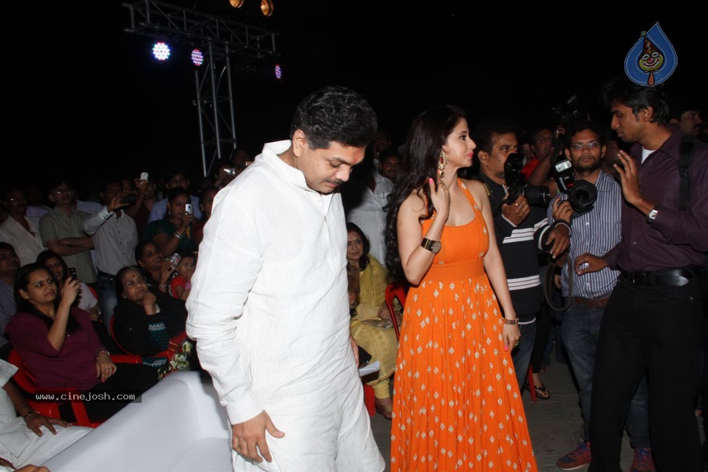 Urmila Matondkar at Worli Festival - 14 / 35 photos