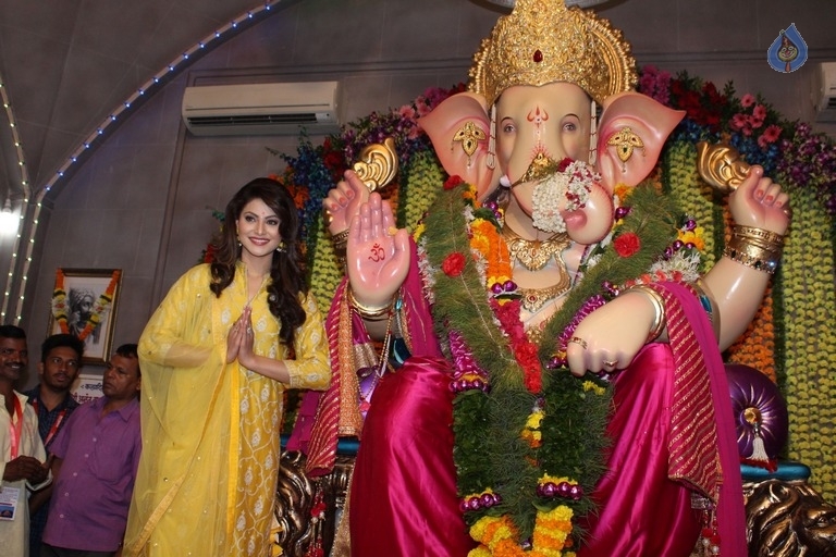 Urvashi Rautela and Poonam Pandey Ganesh Darshan Photos - 12 / 28 photos