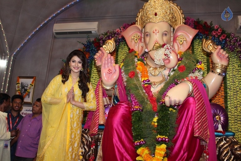 Urvashi Rautela and Poonam Pandey Ganesh Darshan Photos - 15 / 28 photos