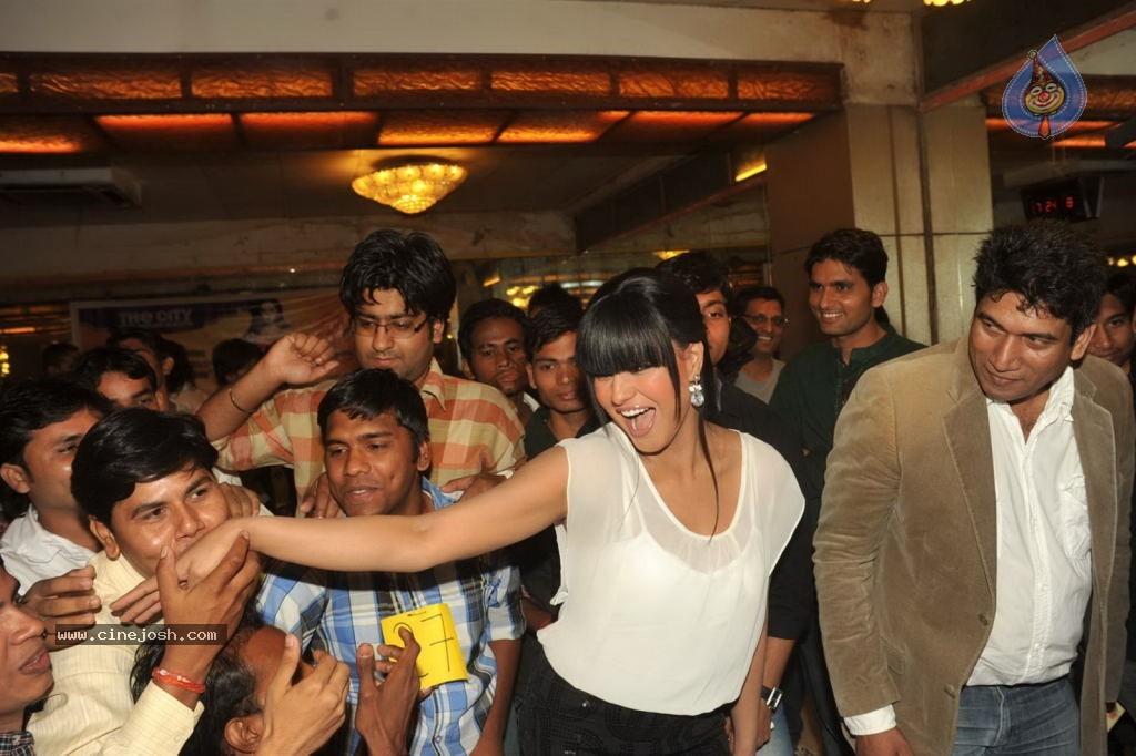 Veena Malik 100 Kisses Record Event - 19 / 50 photos