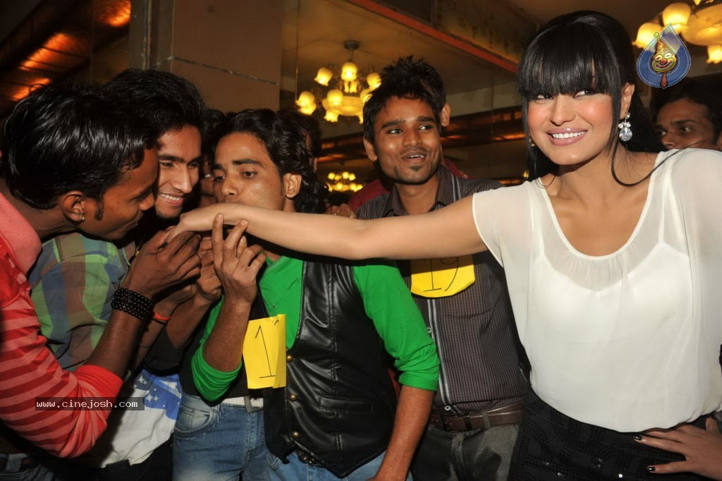 Veena Malik 100 Kisses Record Event - 46 / 50 photos