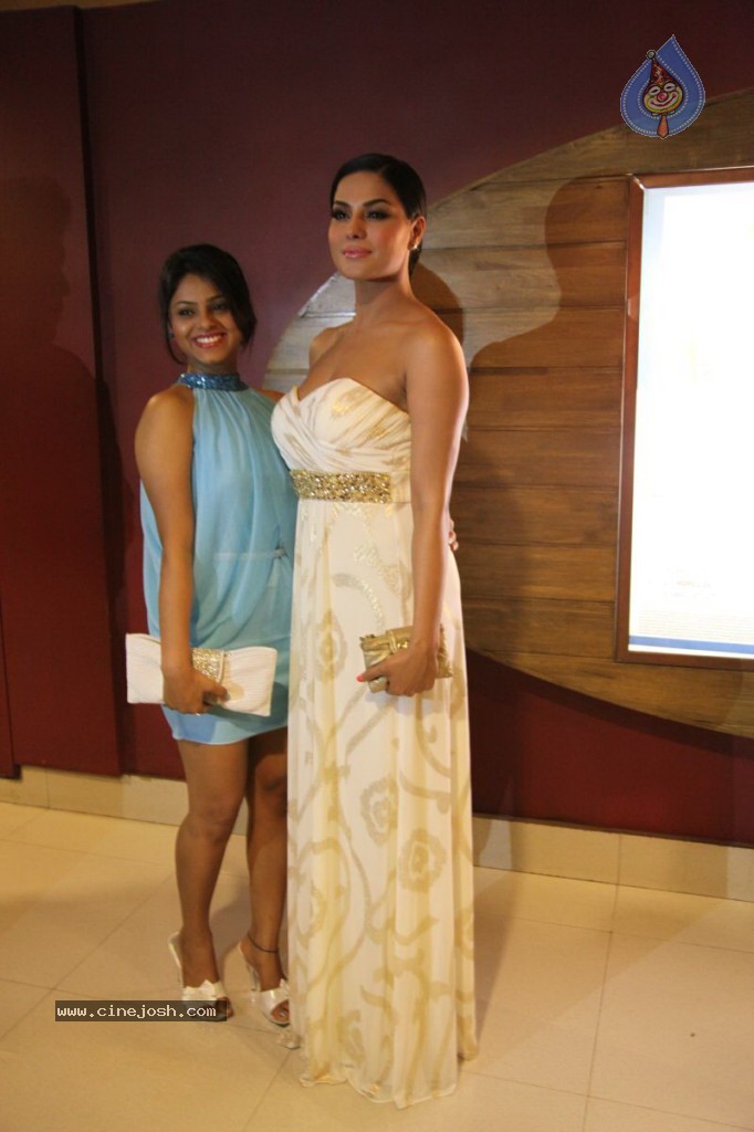Veena Malik at Zindagi 50 50 Premiere - 1 / 29 photos