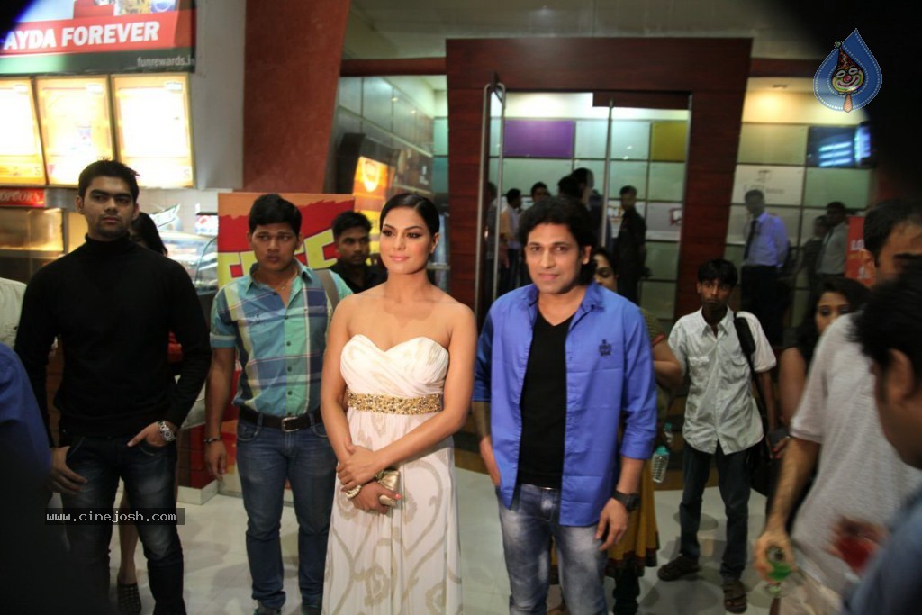 Veena Malik at Zindagi 50 50 Premiere - 4 / 29 photos