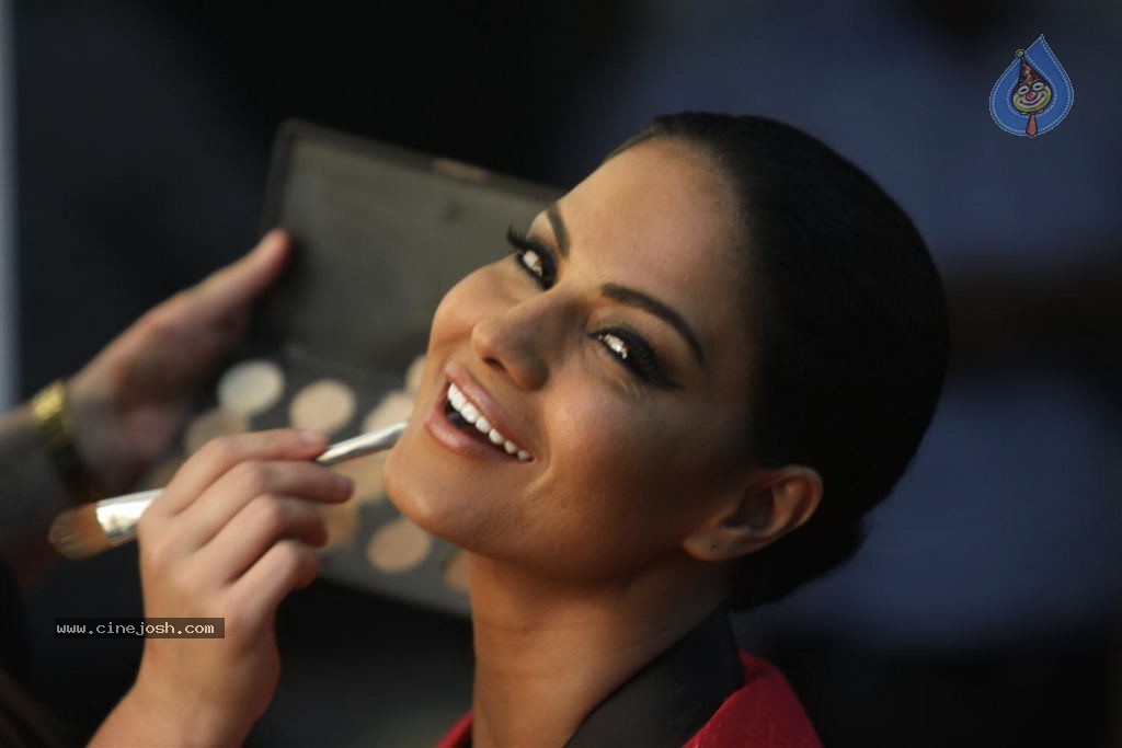 Veena Malik Hot Photoshoot - 5 / 32 photos