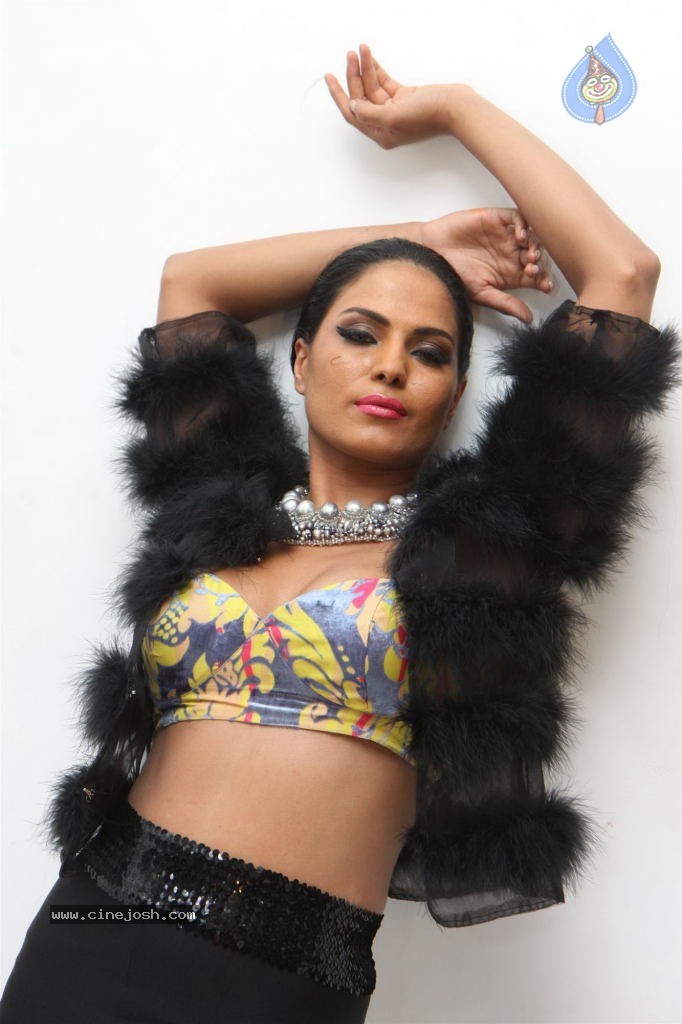 Veena Malik Hot Photoshoot - 6 / 32 photos