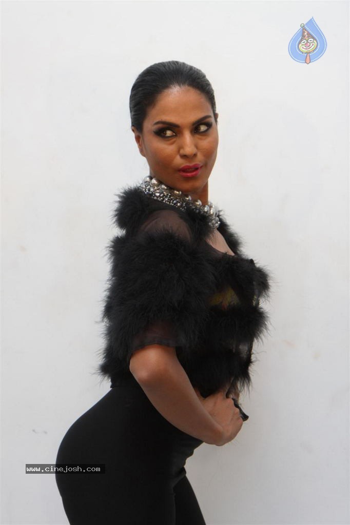 Veena Malik Hot Photoshoot - 10 / 32 photos