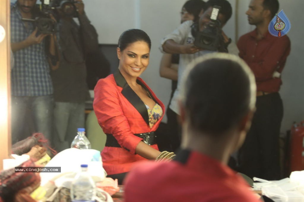 Veena Malik Hot Photoshoot - 18 / 32 photos