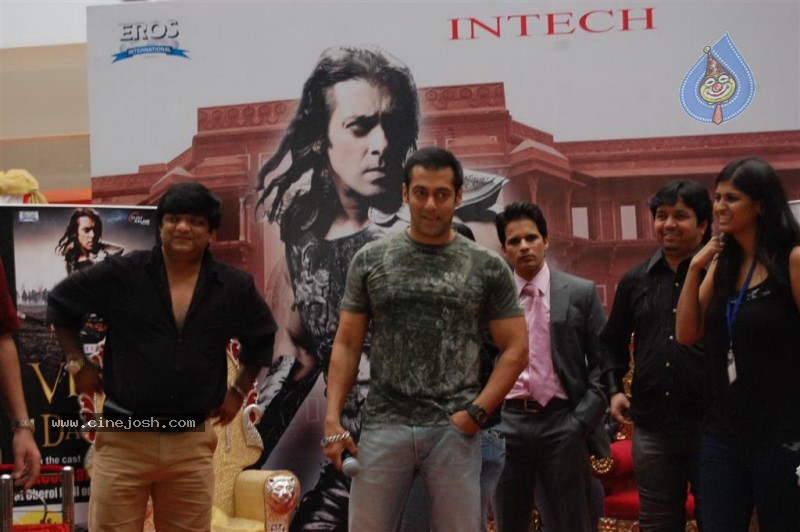Veer At Salman Khan Conquers Suburban Mall And Hosts his Darbar Stills - 12 / 46 photos