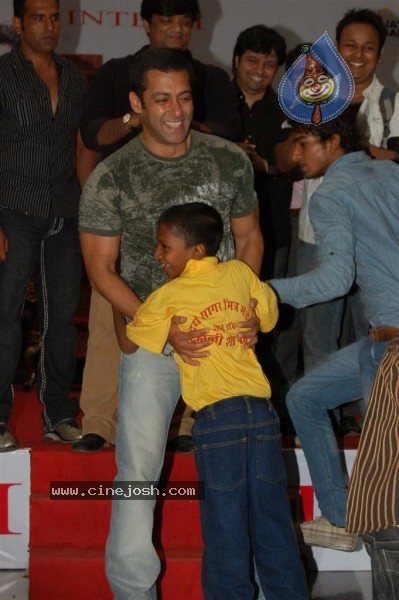 Veer At Salman Khan Conquers Suburban Mall And Hosts his Darbar Stills - 14 / 46 photos
