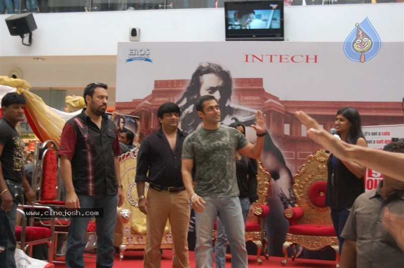 Veer At Salman Khan Conquers Suburban Mall And Hosts his Darbar Stills - 15 / 46 photos