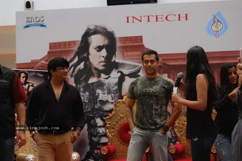 Veer At Salman Khan Conquers Suburban Mall And Hosts his Darbar Stills - 17 / 46 photos