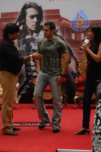 Veer At Salman Khan Conquers Suburban Mall And Hosts his Darbar Stills - 27 / 46 photos