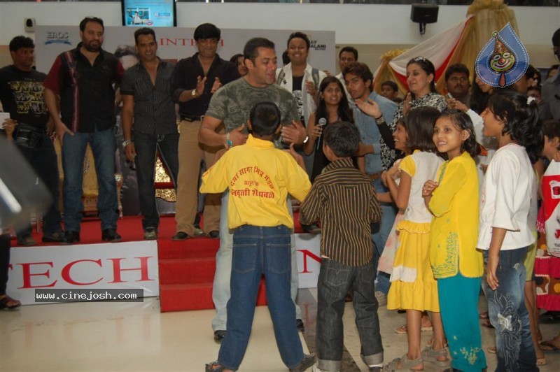 Veer At Salman Khan Conquers Suburban Mall And Hosts his Darbar Stills - 28 / 46 photos