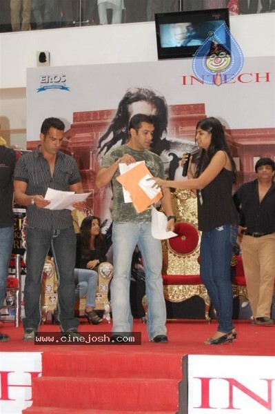 Veer At Salman Khan Conquers Suburban Mall And Hosts his Darbar Stills - 32 / 46 photos