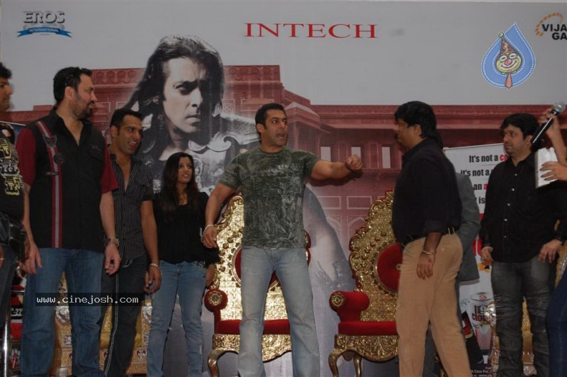 Veer At Salman Khan Conquers Suburban Mall And Hosts his Darbar Stills - 41 / 46 photos