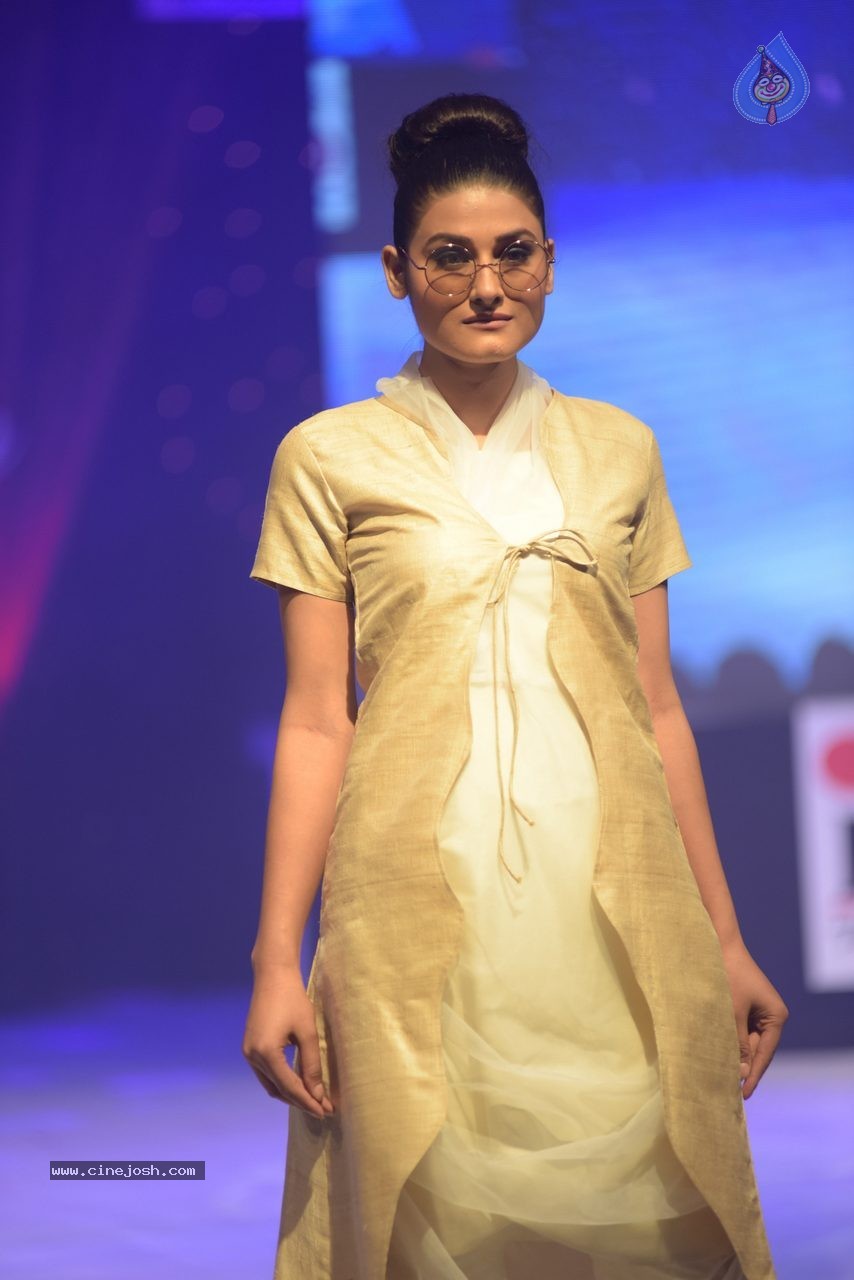 Vibrance 2015 Fashion Show - 46 / 62 photos