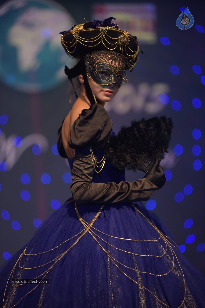 Vibrance 2015 Fashion Show - 49 / 62 photos