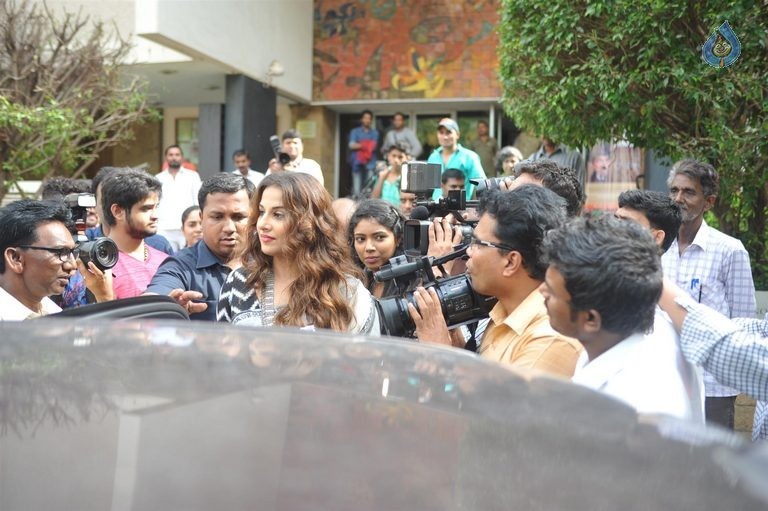 Vidya Balan at Chaplin Lines Exhibition Launch - 26 / 37 photos