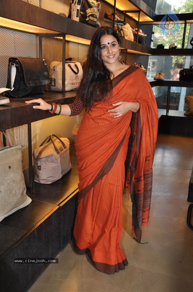 Vidya Balan at Kahaani DVD Launch - 12 / 71 photos