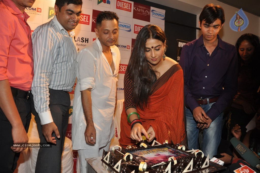 Vidya Balan at Kahaani DVD Launch - 20 / 71 photos