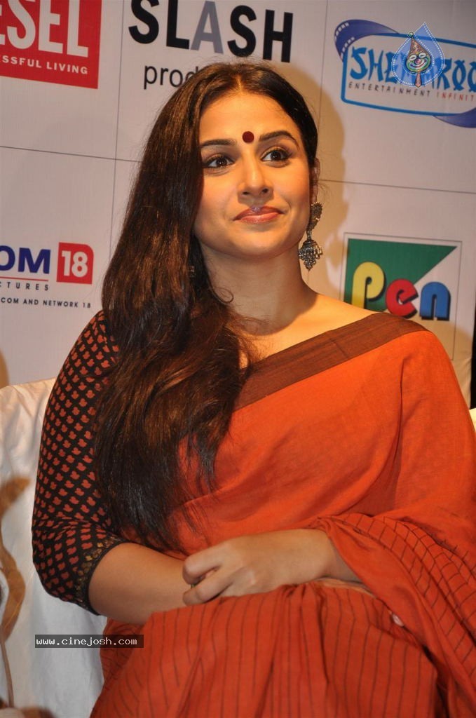 Vidya Balan at Kahaani DVD Launch - 35 / 71 photos