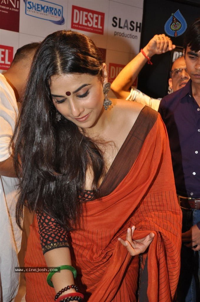 Vidya Balan at Kahaani DVD Launch - 39 / 71 photos