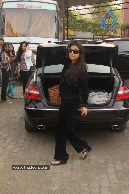 Vidya Balan at KBC Shooting Spot - 6 / 13 photos