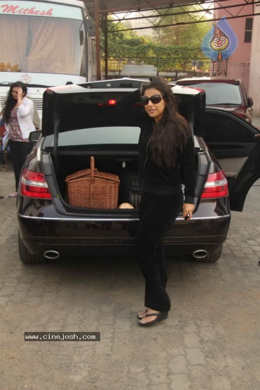 Vidya Balan at KBC Shooting Spot - 10 / 13 photos
