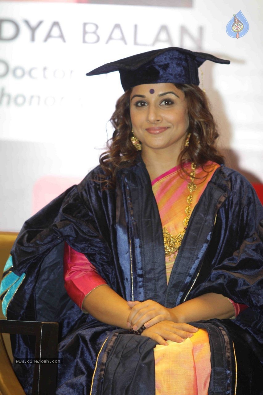 Vidya Balan Honoured With Doctor of Arts Honoris Causa Degree - 26 / 54 photos