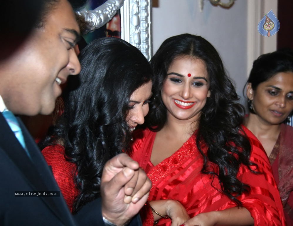 Vidya Balan on The Sets of Bade Ache Lagte Ho - 24 / 26 photos