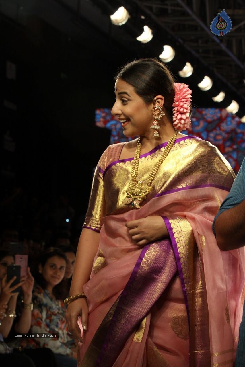 Vidya Balan Walks Ramp at LFW Summer Resort 2015 - 3 / 32 photos